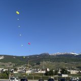 À travers cette installation de ballons, le collectif entend alerter la population sur l’ampleur des volumes, qu’il juge excessive.
